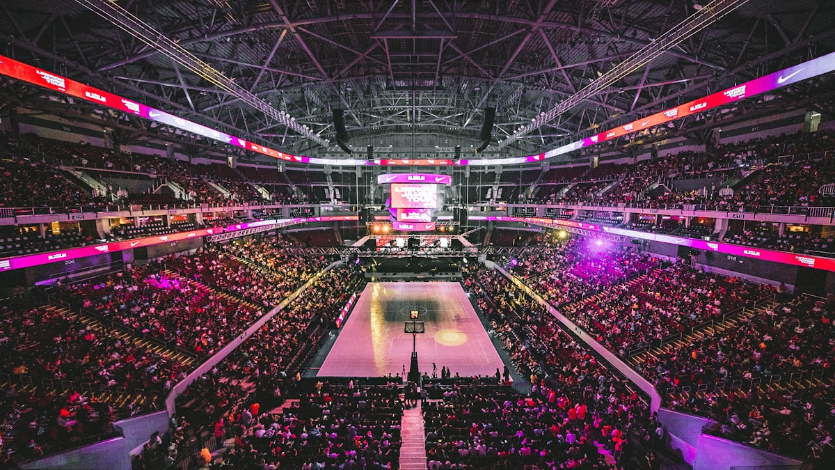 NBA球员在比赛关键时刻执行罚球，表情专注，全场观众屏息凝视